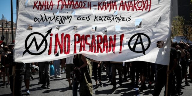 “Βροχή” από βόμβες μολότοφ στα Εξάρχεια μετά την πορεία