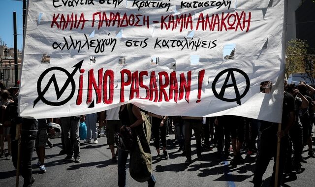 “Βροχή” από βόμβες μολότοφ στα Εξάρχεια μετά την πορεία