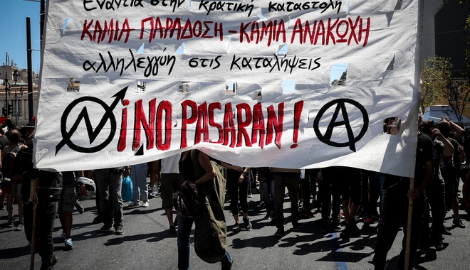 “Βροχή” από βόμβες μολότοφ στα Εξάρχεια μετά την πορεία
