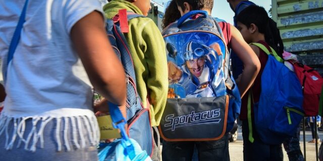 Καβάλα: Γιατροί εμβολίασαν χωρίς διακρίσεις προσφυγόπουλα για να πάνε σχολείο