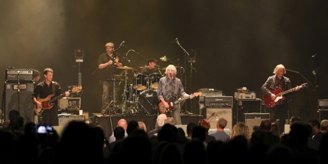 R.E.M.: Τα έσοδα του νέου τραγουδιού θα δοθούν στους πληγέντες στις Μπαχάμες