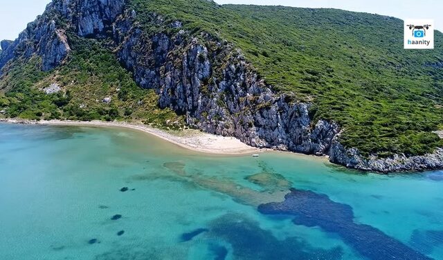 Το παραδεισένιο ελληνικό νησί με το αποτρόπαιο όνομα και τις φονικές μάχες