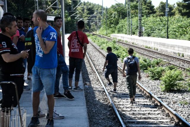 Μαλακάσα: Αποχώρησαν οι μετανάστες που είχαν αποκλείσει την σιδηροδρομική γραμμή