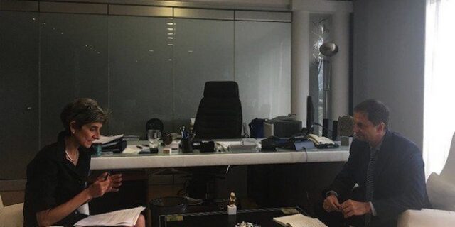 Συνάντηση Χάρη Θεοχάρη με την πρέσβη της Μεγάλης Βρετανίας