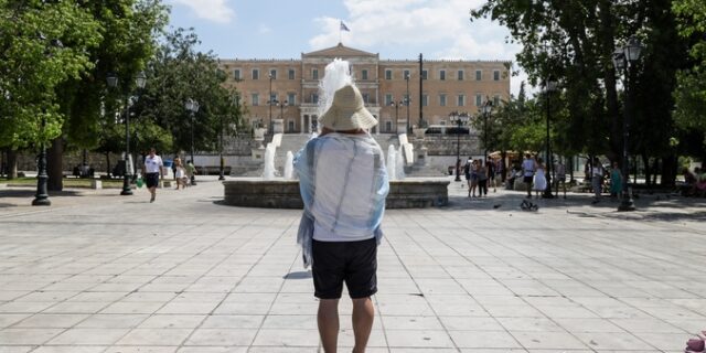 Πλατεία Συντάγματος: Νέος, οικολογικός τρόπος καθαρισμού – “Εφιάλτης” οι τσίχλες