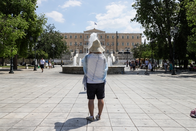 Πλατεία Συντάγματος: Νέος, οικολογικός τρόπος καθαρισμού – “Εφιάλτης” οι τσίχλες