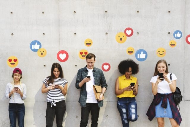 Social media: Η καθημερινή χρήση πάνω από 3 ώρες κάνει πιο αντικοινωνικούς τους εφήβους