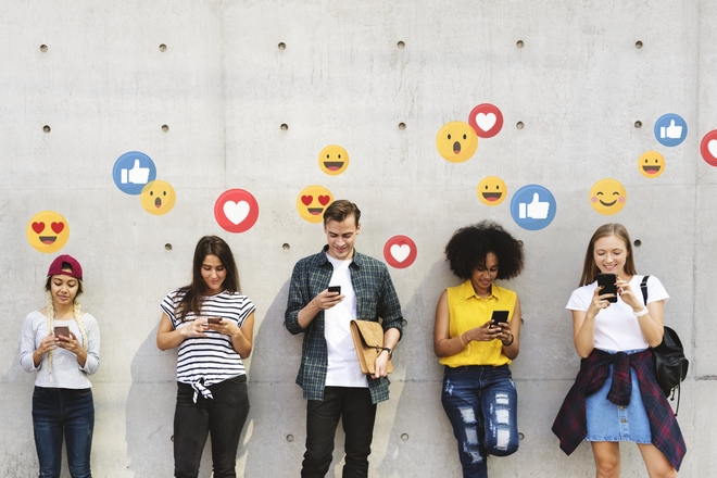 Social media: Η καθημερινή χρήση πάνω από 3 ώρες κάνει πιο αντικοινωνικούς τους εφήβους