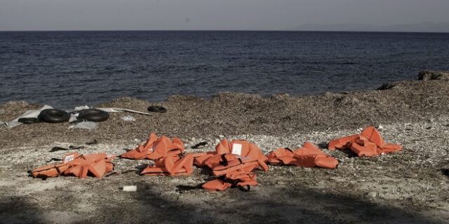 Δήμαρχος Δυτικής Λέσβου: Κίνδυνος για το περιβάλλον τα σωσίβια των προσφύγων