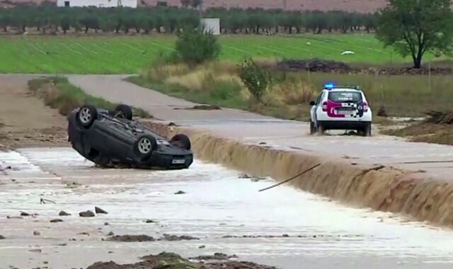 Ισπανία: Χάος από τις πλημμύρες – Γυναίκα πιάστηκε από δέντρο για να σωθεί