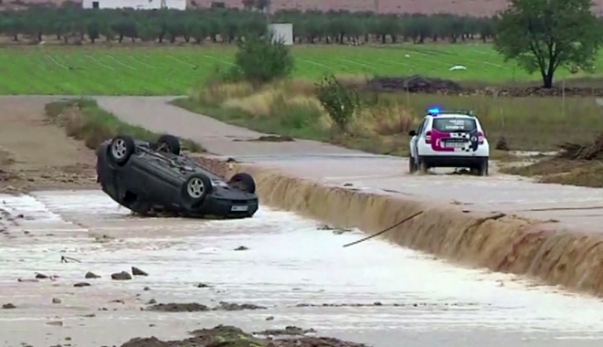 Ισπανία: Χάος από τις πλημμύρες – Γυναίκα πιάστηκε από δέντρο για να σωθεί