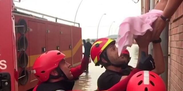 Ισπανία: Δραματική διάσωση παιδιών από πλημμυρισμένο σπίτι