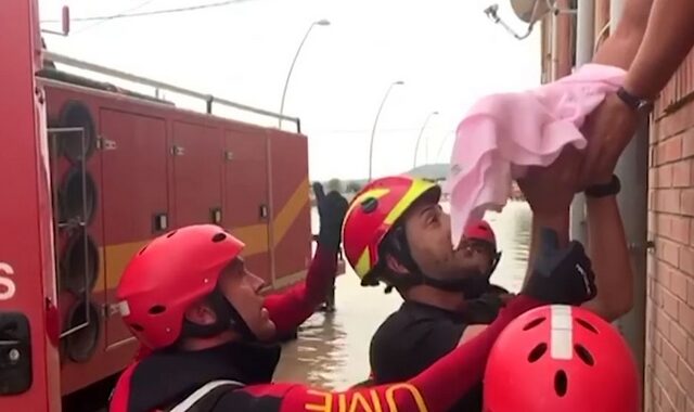 Ισπανία: Δραματική διάσωση παιδιών από πλημμυρισμένο σπίτι