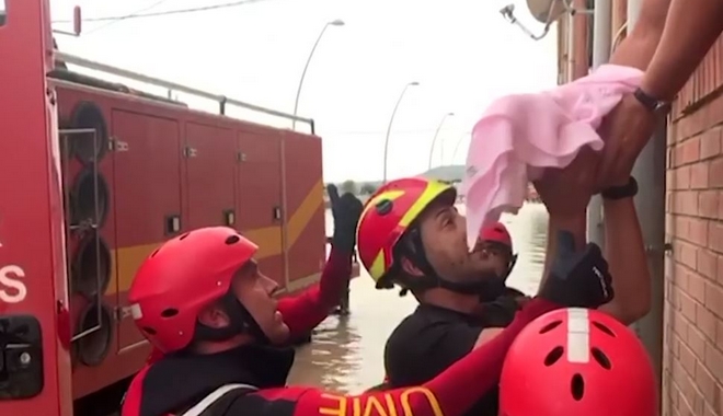 Ισπανία: Δραματική διάσωση παιδιών από πλημμυρισμένο σπίτι
