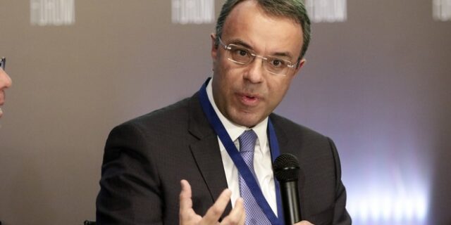 Σταϊκούρας: Αναζητά επενδυτές στο Λονδίνο και συναινέσεις για τα πλεονάσματα στην Αθήνα