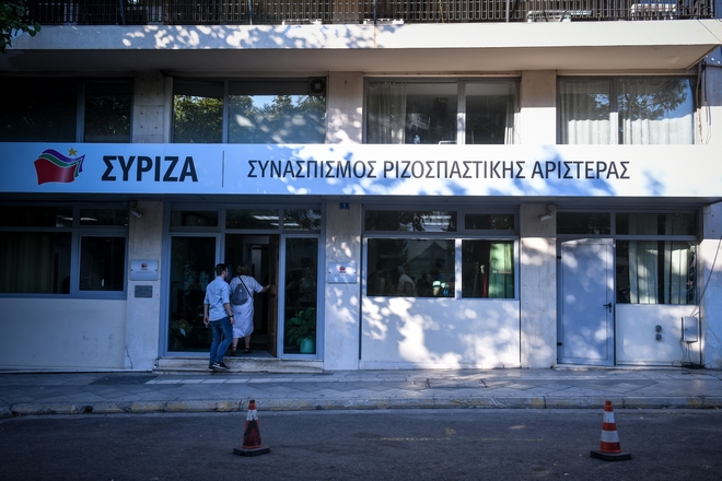 Ο ΣΥΡΙΖΑ “δείχνει” Μητσοτάκη πίσω από το άρθρο Σημίτη στα Νέα κατά Καραμανλή