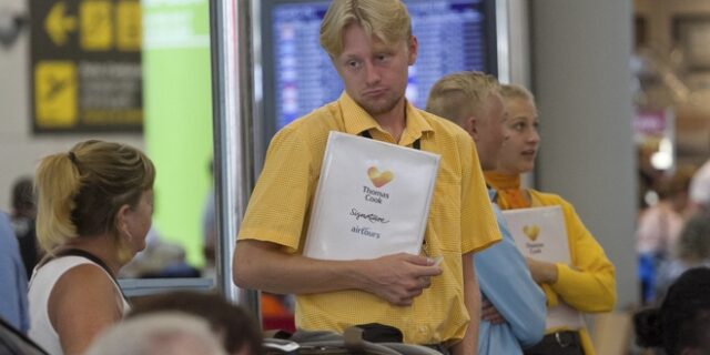 Thomas Cook: Συγκίνηση στην τελευταία πτήση – Οι επιβάτες έδιναν χρήματα στο προσωπικό