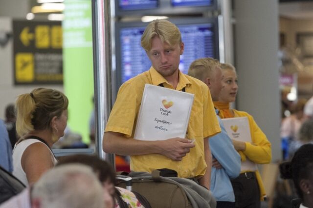 Thomas Cook: Συγκίνηση στην τελευταία πτήση – Οι επιβάτες έδιναν χρήματα στο προσωπικό