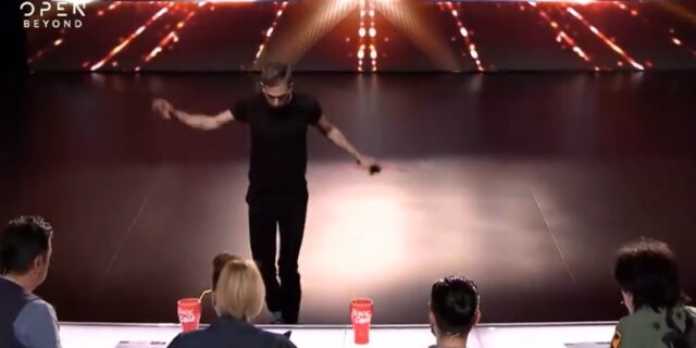 X Factor: Ατύχημα για διαγωνιζόμενο – Έπεσε στη “τάφρο” μπροστά στους κριτές