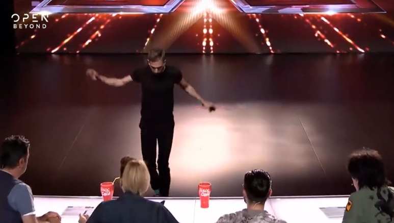 X Factor: Ατύχημα για διαγωνιζόμενο – Έπεσε στη “τάφρο” μπροστά στους κριτές
