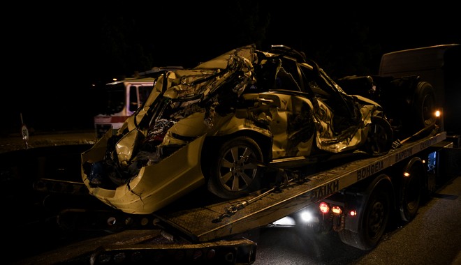 Σφοδρή σύγκρουση φορτηγού με ταξί στη Λεωφόρο Αθηνών