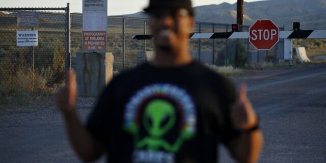 Εισβολή στην Περιοχή 51: Οι λάτρεις των UFO συγκεντρώνονται στην έρημο της Νεβάδας