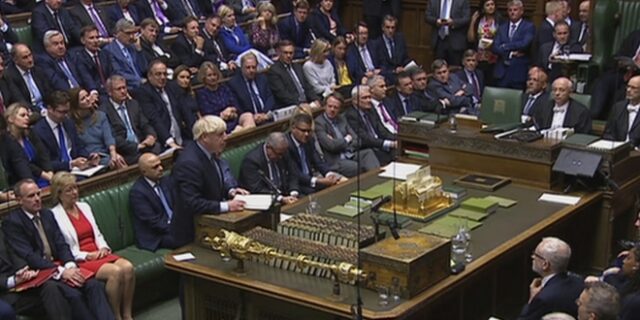 Βρετανία: Αναβάλλει την πρόταση μομφής η αντιπολίτευση