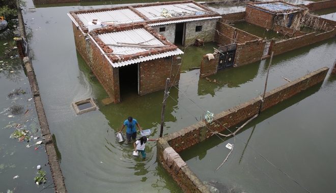 Δεκάδες νεκροί στην Ινδία από τις ισχυρές βροχές