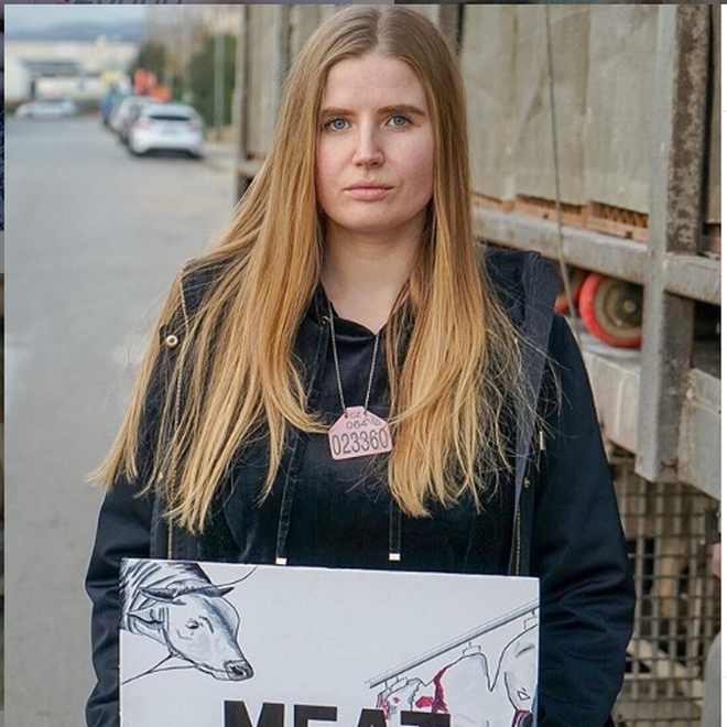 Vegan ακτιβίστρια δέχτηκε σφαίρες επειδή πήγε να σώσει κουνέλια