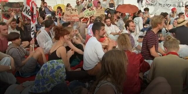 Φεστιβάλ Βενετίας: Ακτιβιστές για το κλίμα “κατέλαβαν” το κόκκινο χαλί