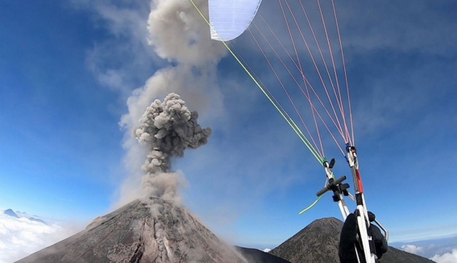 Πτήση με αλεξίπτωτο πλαγιάς σε απόσταση αναπνοής από ενεργό ηφαίστειο