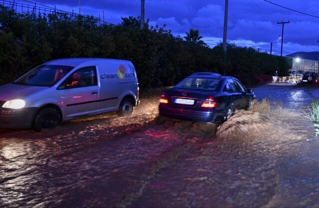 Νεκρός αλλοδαπός εργάτης σε χωράφι από κεραυνό-Κλήσεις για αντλήσεις σε Πύργο και Καλαμάτα