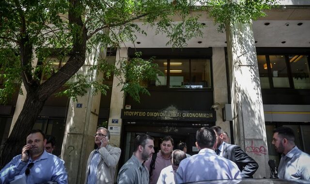 Κοινωνικό μέρισμα 2019: Από πού θα φουσκώσει το πλεόνασμα – Από τι κινδυνεύει η καταβολή του