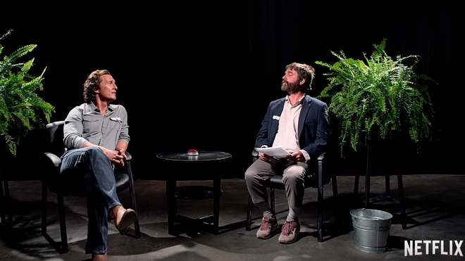 Between Two Ferns: Ο Ζακ Γαλιφιανάκης σχεδόν σκοτώνει τον Μάθιου ΜακΚόναχι