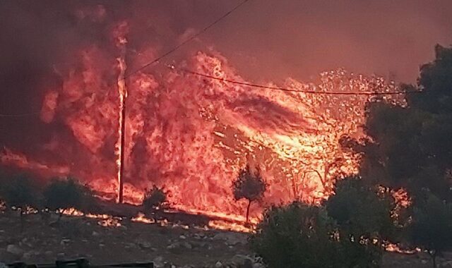 Δύσκολη νύχτα στη Ζάκυνθο – Ανεξέλεγκτη μαίνεται η φωτιά