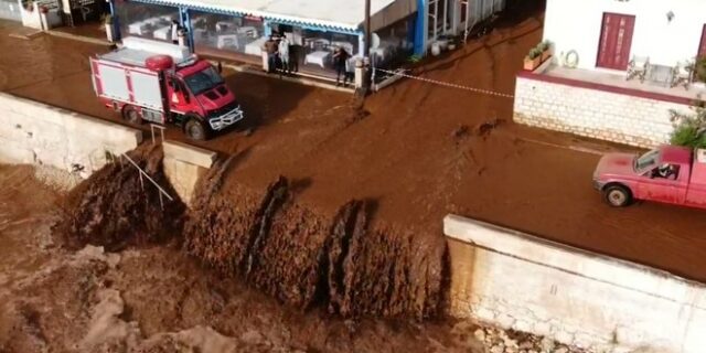 Συγκλονιστικό βίντεο: “Καταρράκτες” από λάσπη στην Κεφαλονιά