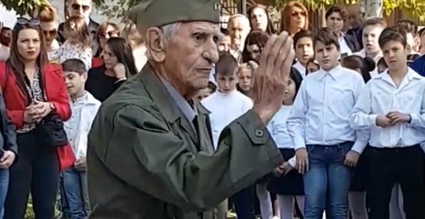 Συγκίνησε 90χρονος Πόντιος αντάρτης: “Τιμή σε όσους πολέμησαν τον φασισμό και τη ντόπια προδοσία”