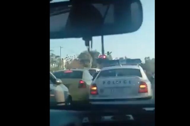 Η στιγμή που περιπολικό ανοίγει τον δρόμο σε αυτοκίνητο που μεταφέρει έγκυο