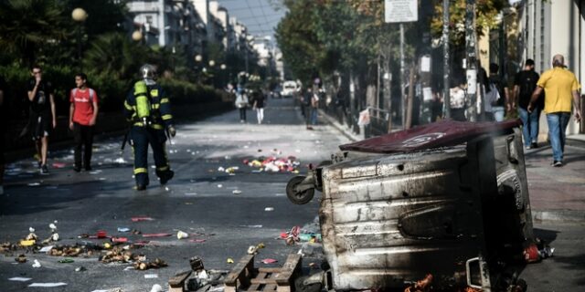 Επεισόδια στην ΑΣΟΕΕ: Πύρινα οδοφράγματα και φωτιές σε κάδους