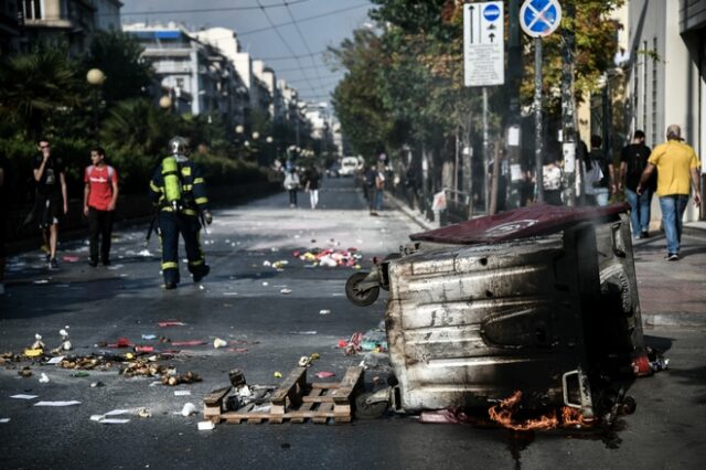 Επεισόδια στην ΑΣΟΕΕ: Πύρινα οδοφράγματα και φωτιές σε κάδους