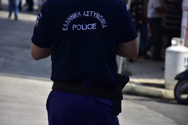 Νέα Ιωνία: Εκπυρσοκρότησε το όπλο αστυνομικού και έπεσε αιμόφυρτος