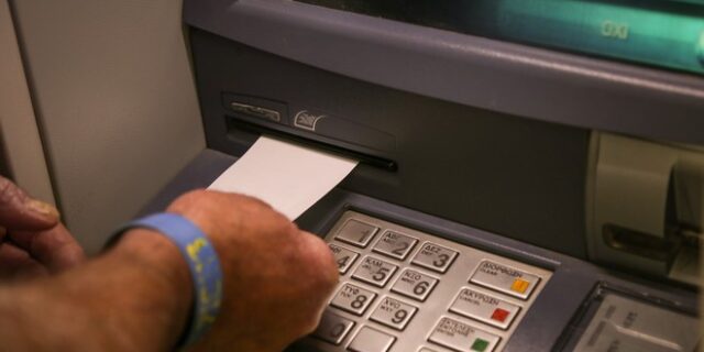 Τραπεζικές συναλλαγές: “Παγώνουν” για την ώρα οι αυξήσεις