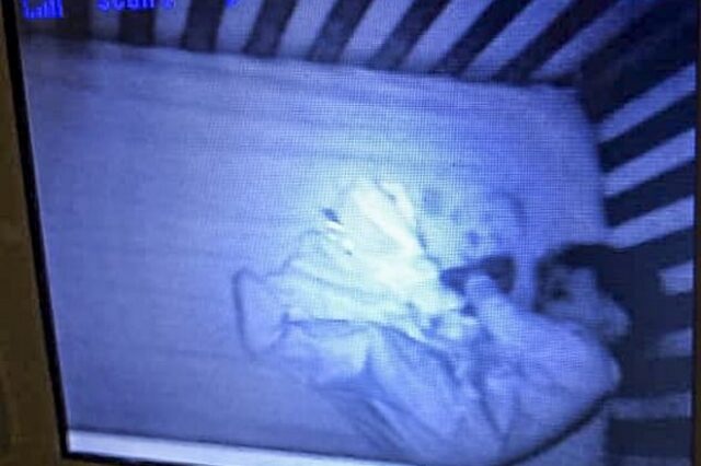Βίντεο: Νόμιζε πως είδε φάντασμα δίπλα στο μωρό της – Η εξήγηση είναι πολύ πιο απλή