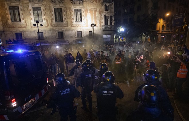 Νέα ογκώδης διαδήλωση και ταραχές στη Βαρκελώνη