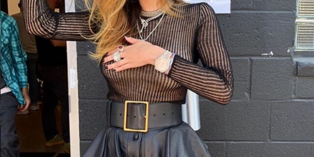Bella Thorne: Ποζάρει topless στο κρεβάτι με τη νέα της αγαπημένη