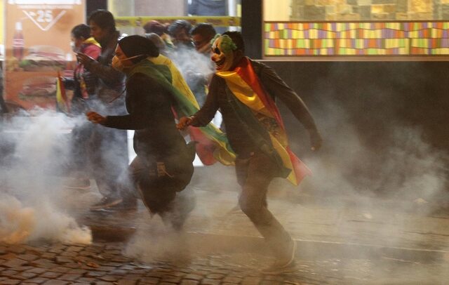 Βολιβία: Διαδηλωτές απέκλεισαν δρόμους κρατώντας πλακάτ “Όχι στη δικτατορία”