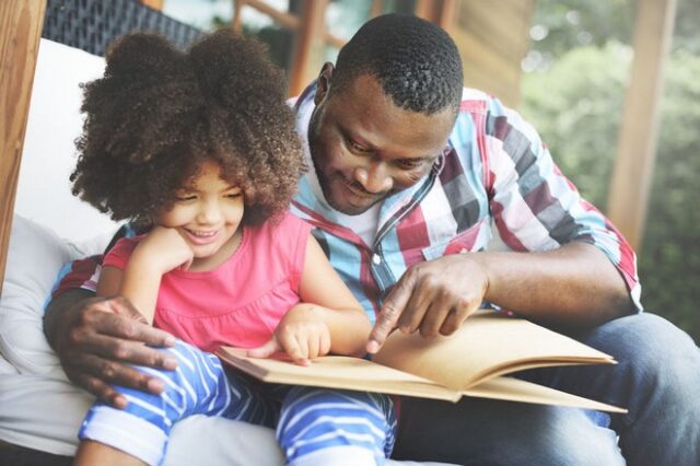 Τα παιδιά αναπτύσσουν ουσιαστικούς δεσμούς με τους γονείς όταν διαβάζουν μαζί ένα βιβλίο