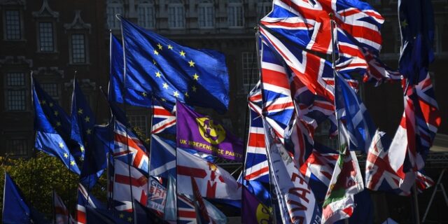 Βρετανία: Δεν θα υπάρξει αυτόματη απέλαση των Ευρωπαίων πολιτών μετά το Brexit