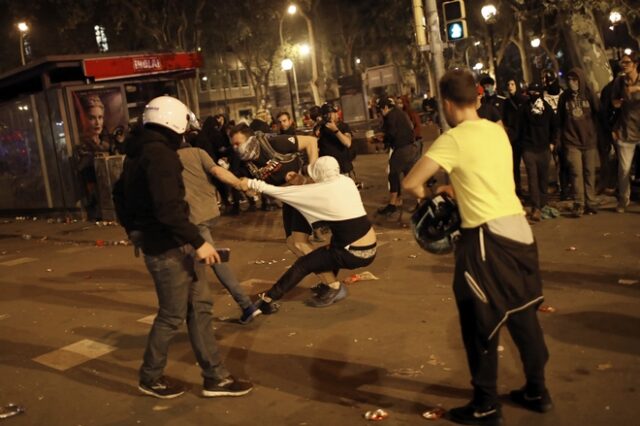 Η Βαρκελώνη φλέγεται: Άγρια καταστολή των διαδηλωτών- Η Αστυνομία δείχνει το σκληρό της πρόσωπο
