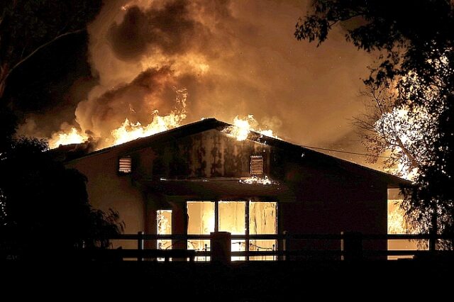 Καλιφόρνια: Στο έλεος της φωτιάς η περιοχή, χιλιάδες άνθρωποι απομακρύνονται από τα σπίτια τους